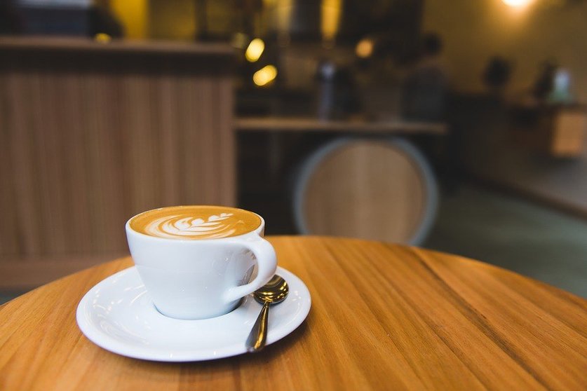 En el interior del Centro Comercial La Puntilla, la Cafetería Café Ven